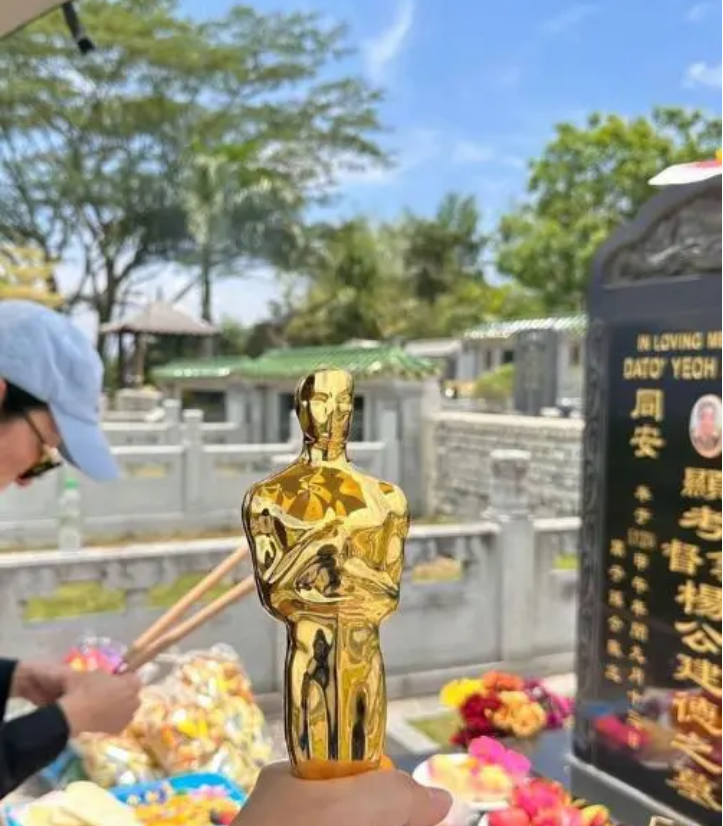 杨紫琼带小金人去扫墓，一般人扫墓时要带哪些物品？